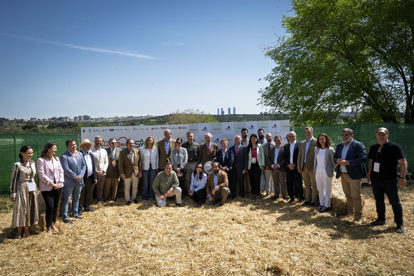 Foto de familia inauguración SICampo con Carlos Novillo